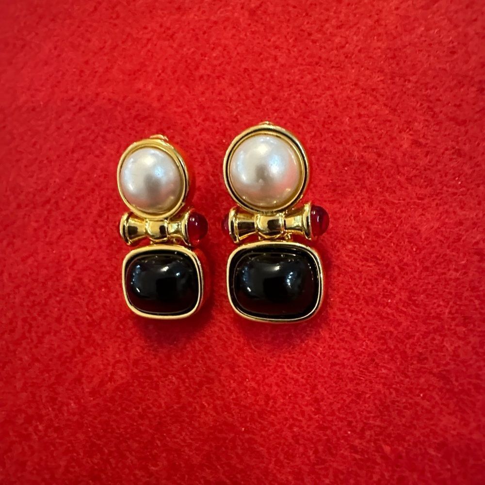 Joan Rivers Vintage Signed Elegant Gold w/ Faux Pearl and Onyx Clip Earrings - Picture 3 of 10